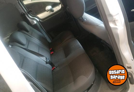 Utilitarios - Peugeot Partner 2017 Diesel 111700Km - En Venta