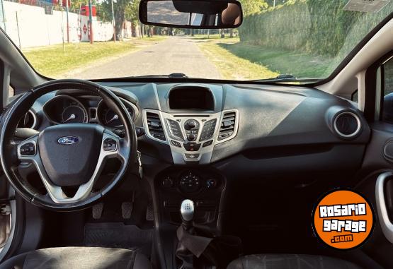 Autos - Ford Fiesta Kinetic Titanium 2013 Nafta 121000Km - En Venta