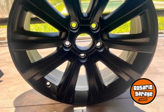 Accesorios para Autos - VENDO LLANTA AMAROK DARK LABEL 18" - En Venta