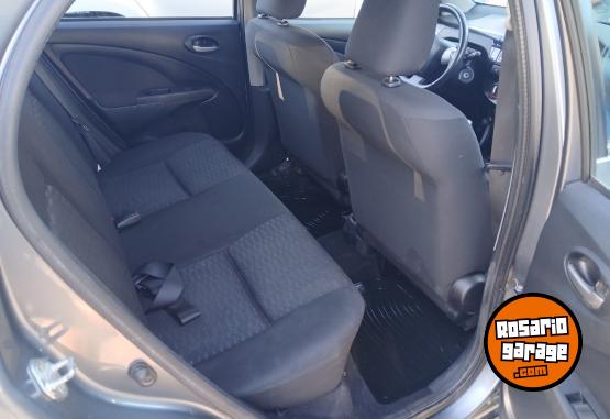 Autos - Toyota Etios xls 2014 Nafta 124000Km - En Venta