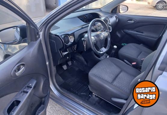 Autos - Toyota Etios xls 2014 Nafta 124000Km - En Venta