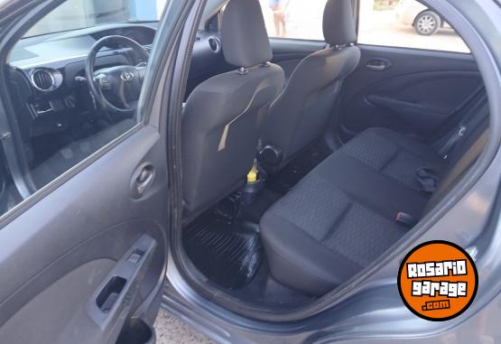 Autos - Toyota Etios xls 2014 Nafta 124000Km - En Venta