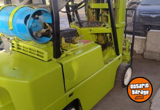 Camiones y Gr�as - VENDO AUTOELEVADOR CLARK 2.5 TN - En Venta