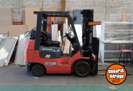 Camiones y Gr�as - AUTO ELEVADOR TOYOTA - En Venta