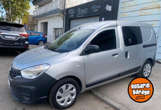 Utilitarios - Renault Kangoo 5 asiento familiar 2023 Nafta 45000Km - En Venta