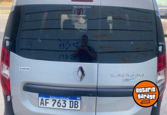 Utilitarios - Renault Kangoo 5 asiento familiar 2023 Nafta 45000Km - En Venta