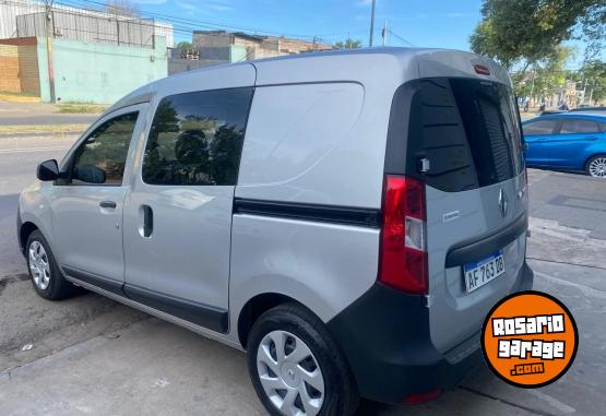 Utilitarios - Renault Kangoo 5 asiento familiar 2023 Nafta 45000Km - En Venta