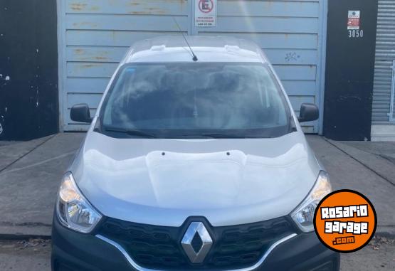Utilitarios - Renault Kangoo 5 asiento familiar 2023 Nafta 45000Km - En Venta