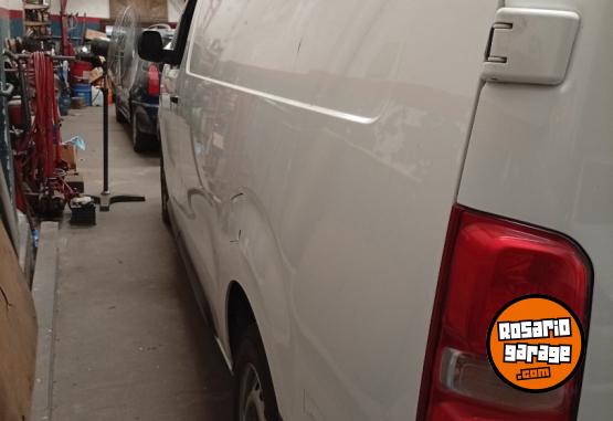 Utilitarios - Peugeot Expert 2023 Diesel 181000Km - En Venta