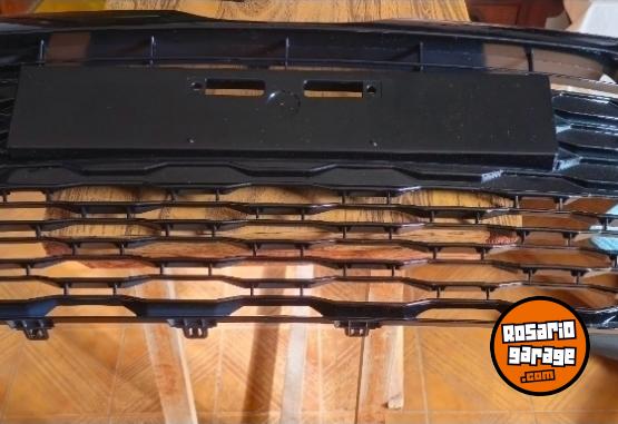 Accesorios para Autos - Parrilla central Toyota Yaris original 2023 - En Venta