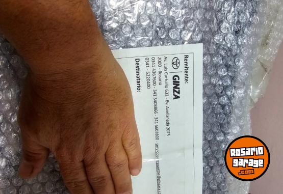 Accesorios para Autos - Parrilla central Toyota Yaris original 2023 - En Venta