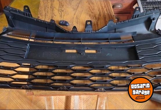 Accesorios para Autos - Parrilla central Toyota Yaris original 2023 - En Venta