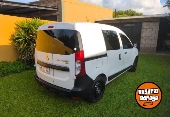 Utilitarios - Renault Kangoo 2023 Nafta 55000Km - En Venta