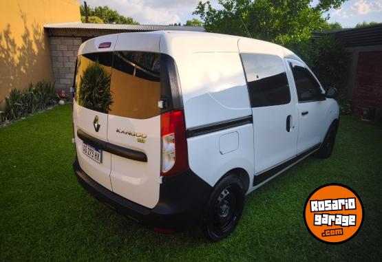Utilitarios - Renault Kangoo 2023 Nafta 55000Km - En Venta