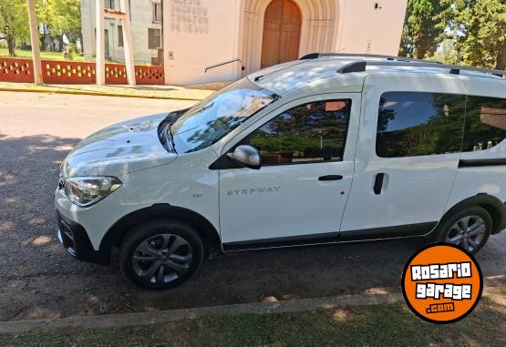 Utilitarios - Renault Kango 2023 Nafta 14600Km - En Venta