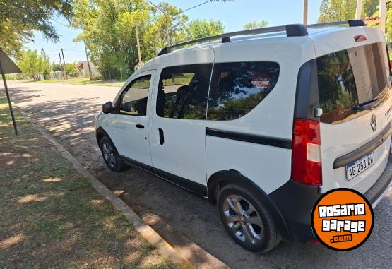 Utilitarios - Renault Kango 2023 Nafta 14600Km - En Venta