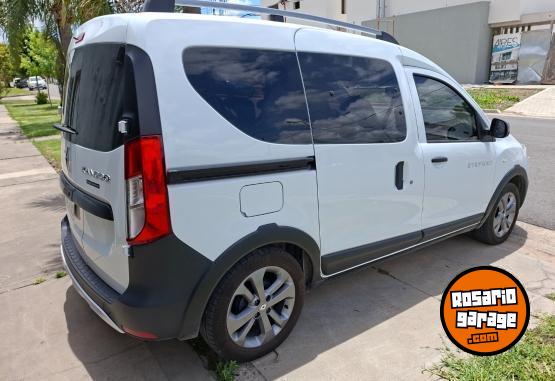 Utilitarios - Renault Kango 2023 Nafta 14600Km - En Venta