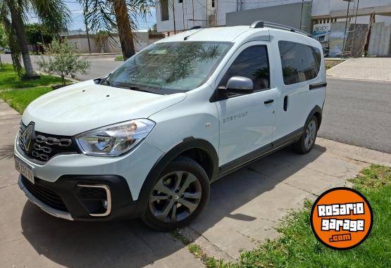 Utilitarios - Renault Kango 2023 Nafta 14600Km - En Venta