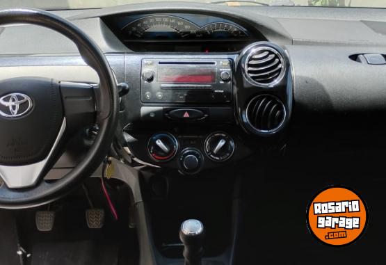 Autos - Toyota Etios 2015 Nafta 200000Km - En Venta