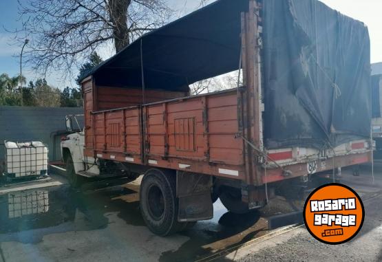 Camiones y Gr�as - FORD 700 - En Venta