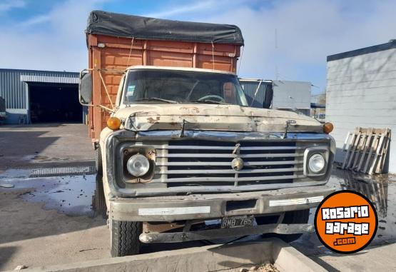Camiones y Gr�as - FORD 700 - En Venta
