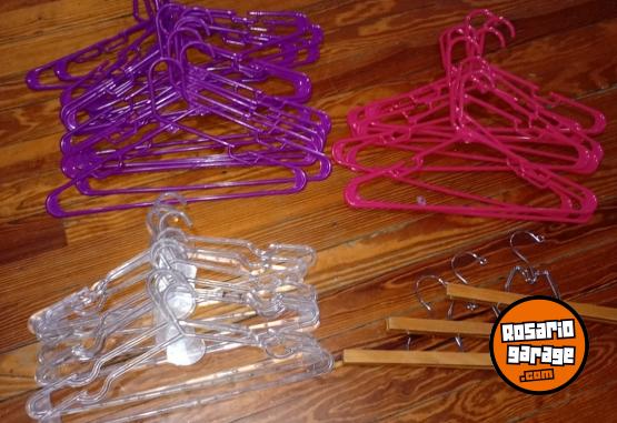 Indumentaria - Perchas pl�sticas,madera y metal - En Venta