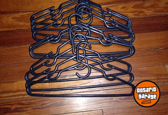 Indumentaria - Perchas pl�sticas,madera y metal - En Venta