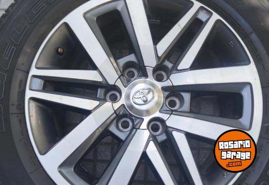 Accesorios para Autos - Juego de Ruedas 18 Toyota Hilux y SW4 Impecables $1.950.000 las 4. NO BAJO PRECIO - En Venta