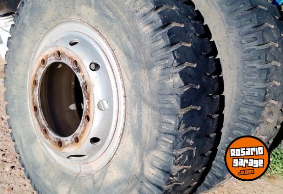 Camiones y Gr�as - 4 Cubiertas 1000x20 de Taco usadas - En Venta