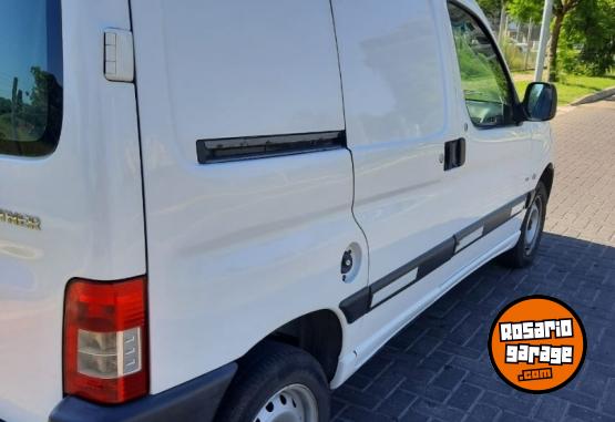 Utilitarios - Peugeot Partner Confort 1.6 HDI 2012 Diesel 195000Km - En Venta