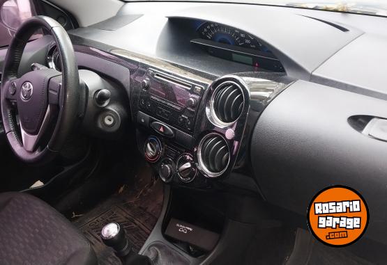 Autos - Toyota etios 2015 GNC 196000Km - En Venta