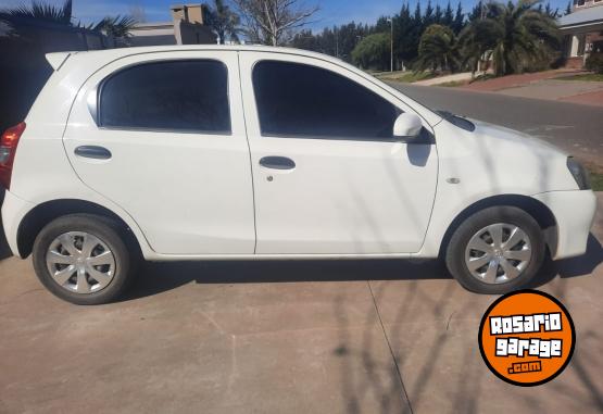 Autos - Toyota ETIOS 2015 Nafta 145000Km - En Venta