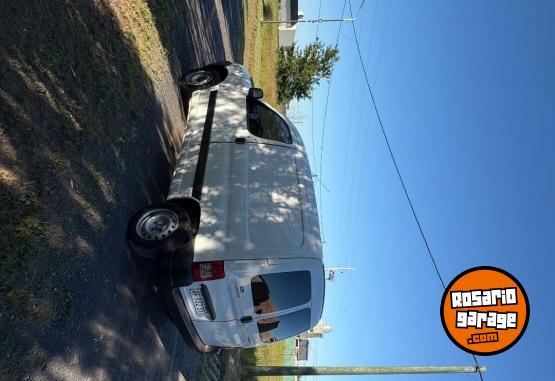 Utilitarios - Peugeot Partner 2023 Nafta 81000Km - En Venta
