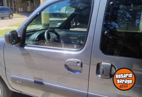 Utilitarios - Renault Kangoo 2015 GNC 150000Km - En Venta