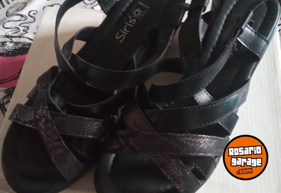 Indumentaria - Vendo zandalias de cuero nro 38 - En Venta