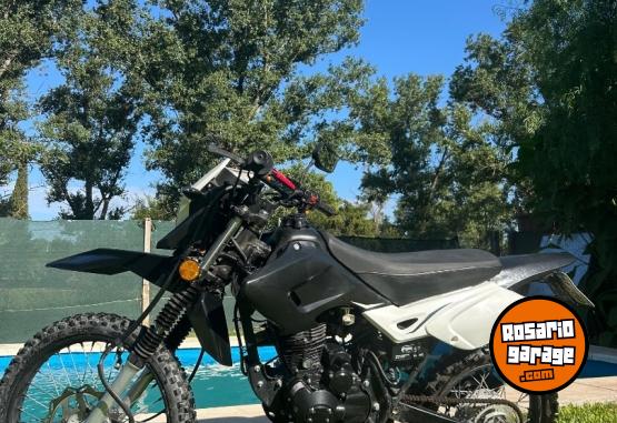 Motos - Motomel Xtreme 125 2022 Nafta 8500Km - En Venta