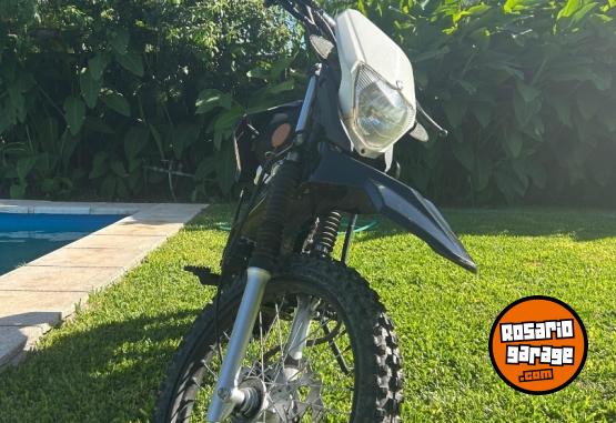 Motos - Motomel Xtreme 125 2022 Nafta 8500Km - En Venta