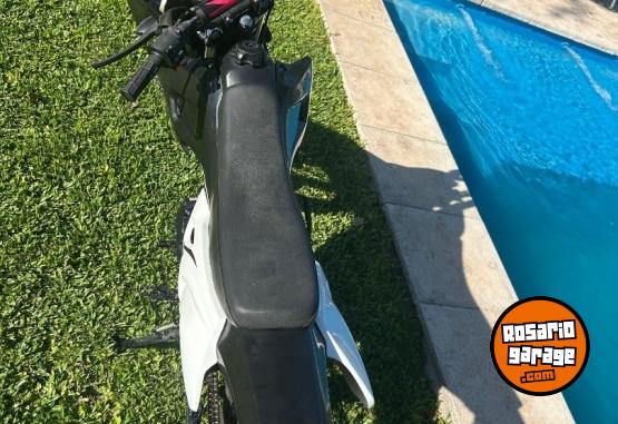 Motos - Motomel Xtreme 125 2022 Nafta 8500Km - En Venta