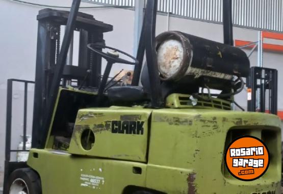 Camiones y Gr�as - VENDO autoelevador CLARK. a gas. - En Venta