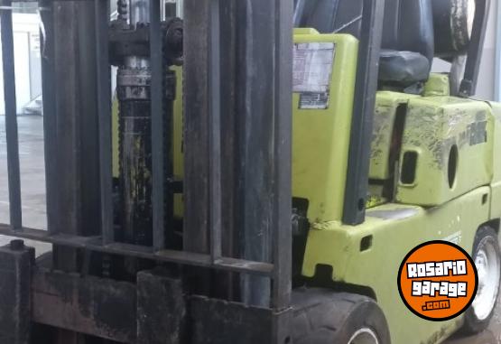 Camiones y Gr�as - VENDO autoelevador CLARK. a gas. - En Venta
