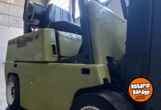Camiones y Gr�as - VENDO autoelevador CLARK. a gas. - En Venta