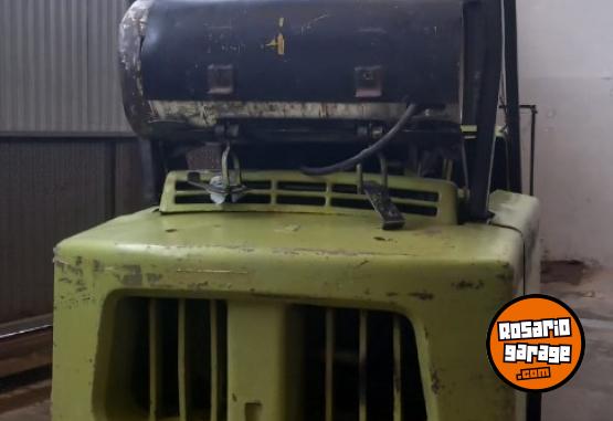 Camiones y Gr�as - VENDO autoelevador CLARK. a gas. - En Venta