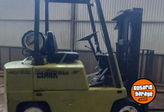 Camiones y Gr�as - VENDO autoelevador CLARK. a gas. - En Venta