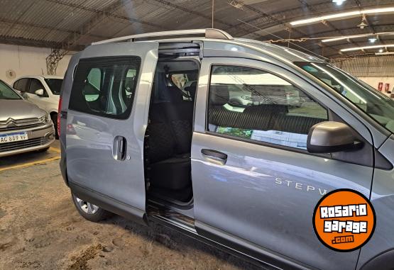 Utilitarios - Renault Kangoo  Stepway 2023 GNC 60000Km - En Venta