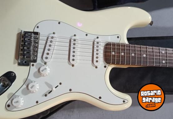 Instrumentos Musicales - Liquido por mudanza Guitarra electrica y amplificador - En Venta