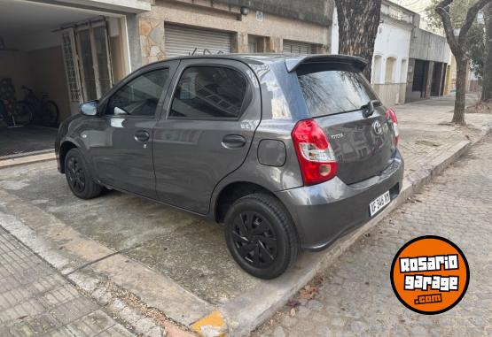 Autos - Toyota Etios 2022 Nafta 40000Km - En Venta