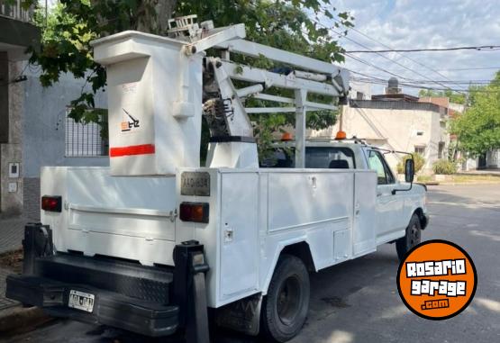 Camiones y Gr�as - Ford f4000 con hidroelevador - En Venta