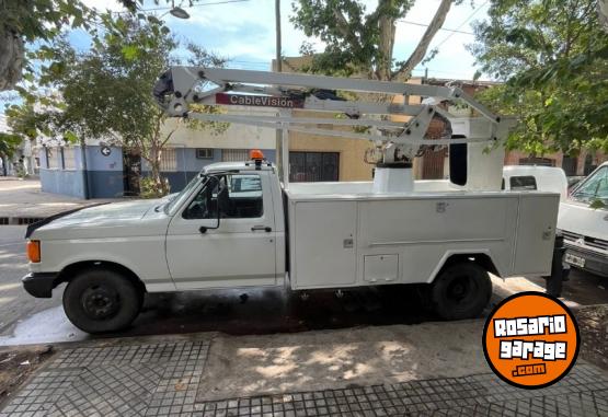 Camiones y Gr�as - Ford f4000 con hidroelevador - En Venta