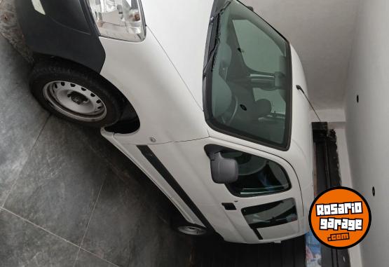 Utilitarios - Peugeot Partner 2018 Nafta 27000Km - En Venta