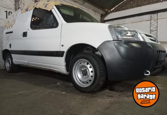 Utilitarios - Peugeot Partner confort 1.4 furgo 2014 Nafta 209500Km - En Venta
